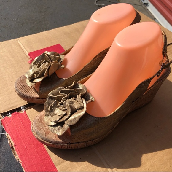 BOC  C63570 Metalic Gold FLOWER WEDGE SANDALS LEATHER Size 9 - Picture 3 of 14